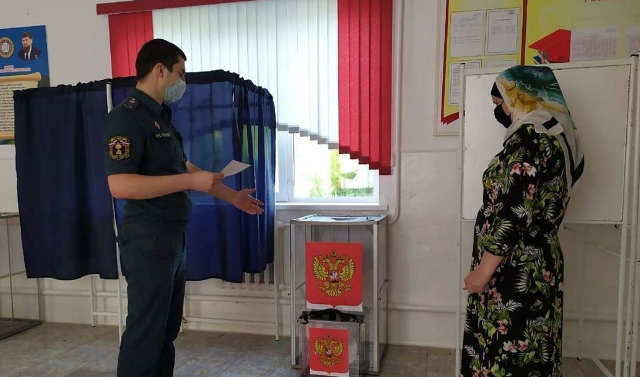 Сотрудники МЧС проводят проверки на избирательных участках Чеченской Республики