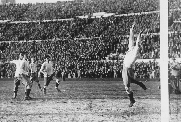 13 июля в 1930 году в Монтевидео состоялось открытие первого чемпионата мира по футболу