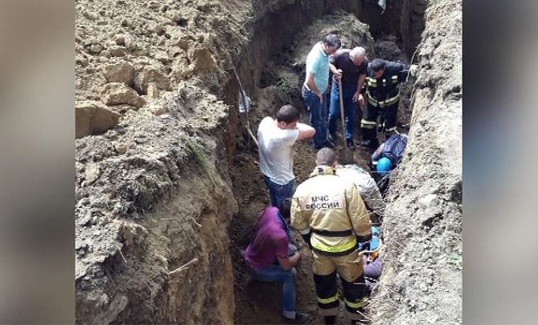 В Грозном сотрудники МЧС спасли двух рабочих, которых завалило грунтом