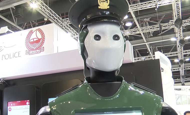 Первый полицейский робот вышел на службу в ОАЭ