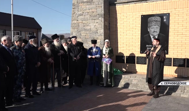 В  Сунженском районе открыли мемориал памяти Первого Президента Чечни Ахмата-Хаджи Кадырова