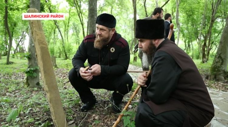 Рамзан Кадыров и муфтий Чечни посетили кладбище, на котором похоронено более 300 мюридов Кунта-Хаджи