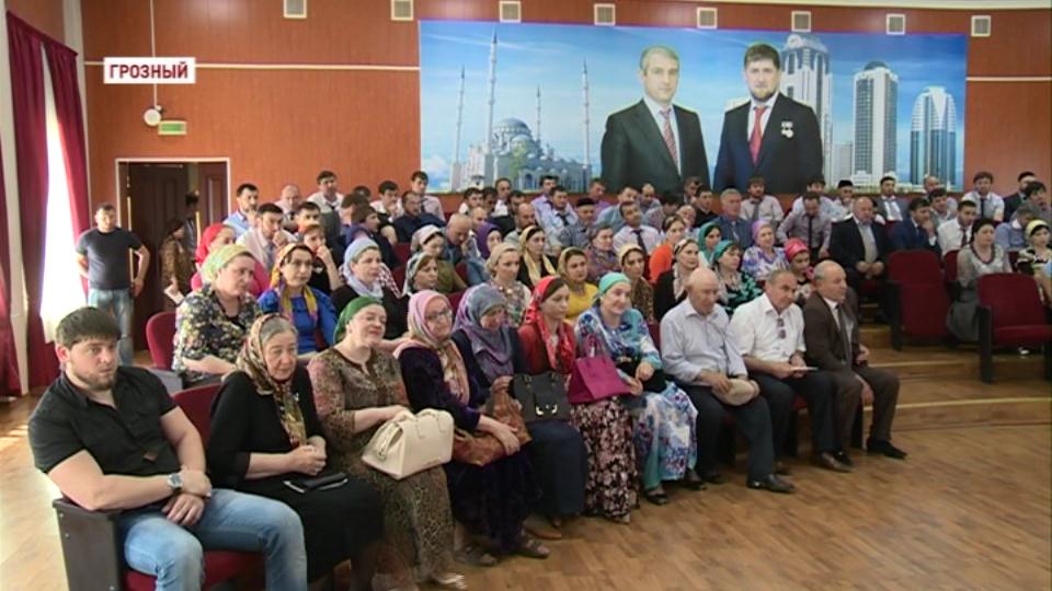 Аймани Кадырова оказала помощь семьям погибших правоохранителей