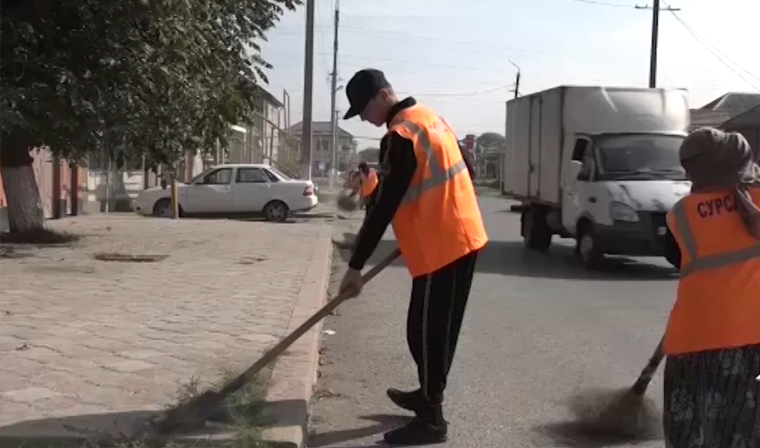 Бросивший банку в автобусе Турпал Хасиев приступил к уборке улиц Грозного
