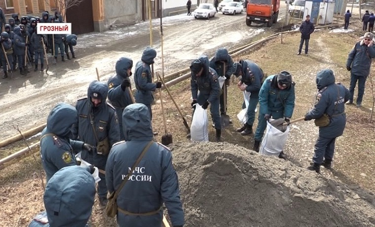 Чеченские спасатели приняли участие в комплексных учениях регионального центра МЧС России. 