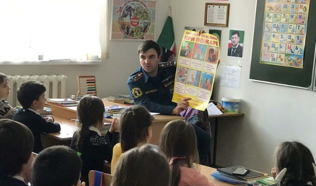 Школьников и детсадовцев Чеченской Республики учат правилам поведения при пожарах