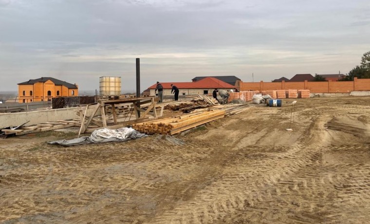 Активисты «Единой России» проверили ход строительства детского сада в Гудермесском районе