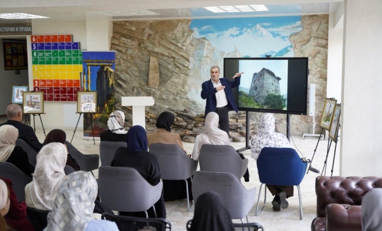 В ЧГПУ прошла лекция-выставка «Башни Чечни — каменные стражи»