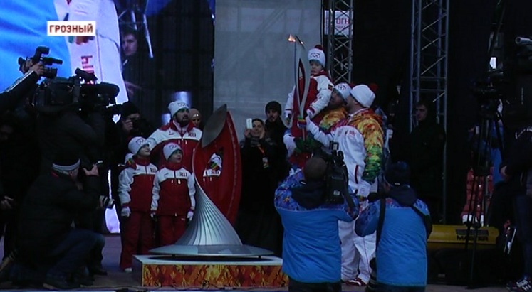 Р. Кадыров зажег Олимпийский огонь в чаше на «Ахмат-Арене»
