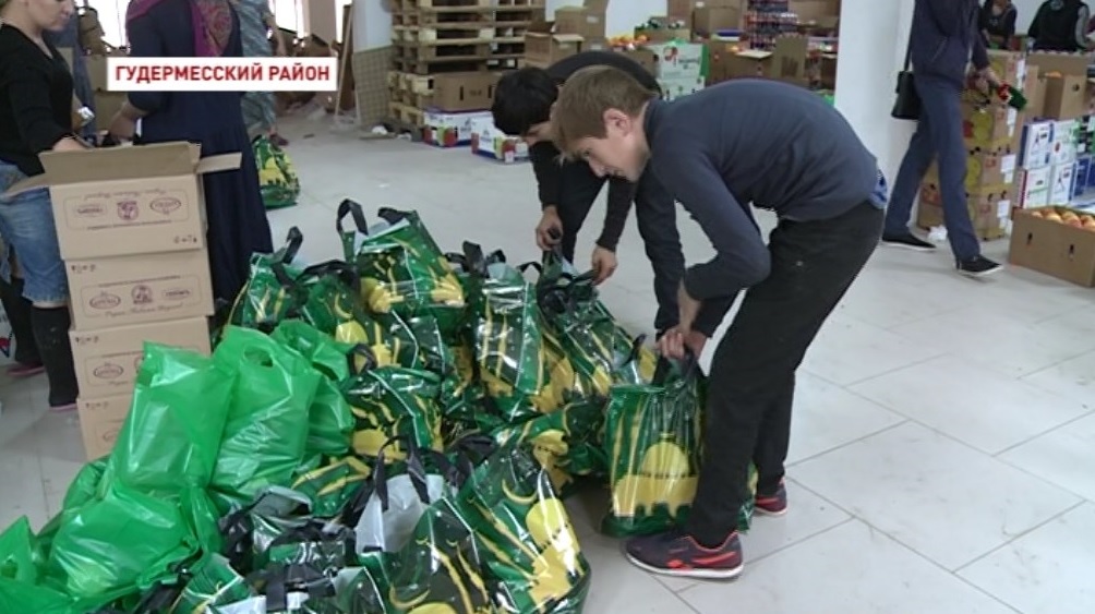 Фонд Кадырова в честь дня Ашура оказал гуманитарную помощь малоимущим семьям Чечни