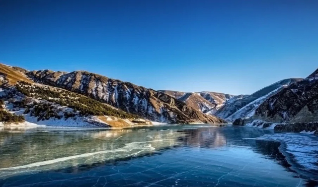 Толщина льда на озере Кезеной-Ам позволила любителям рыбалки выход на лед