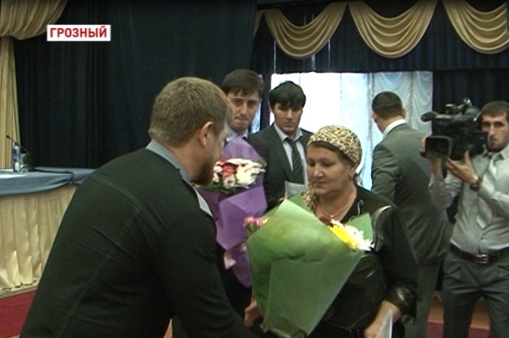 Р. Кадыров вручил ключи от 50 квартир семьям переселенцев из оползневых зон