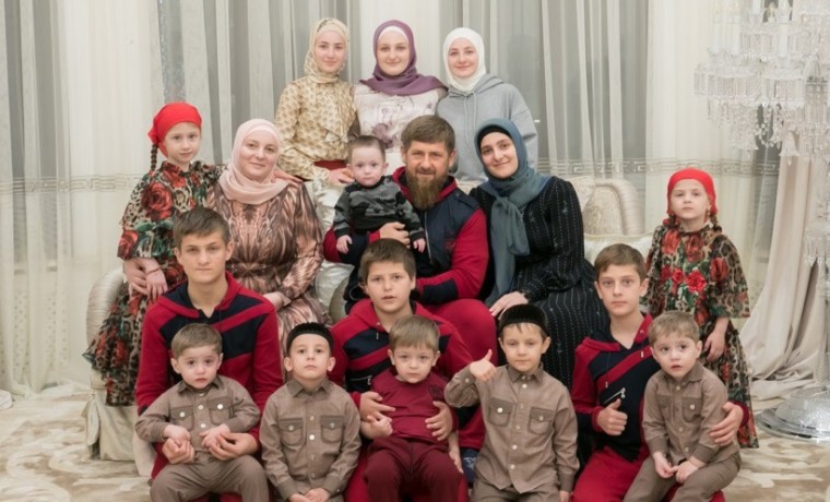 Айшат Кадырова пригласила семью на ифтар