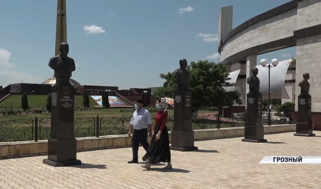 Бронзовые бюсты героям ВОВ установили на территории комплекса Славы им. А-Х. Кадырова в Грозном