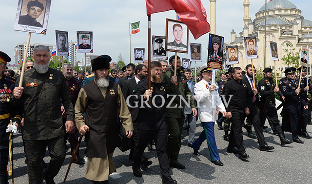 В шествии «Бессмертного полка» в Грозном приняли участие более 15 тысяч человек