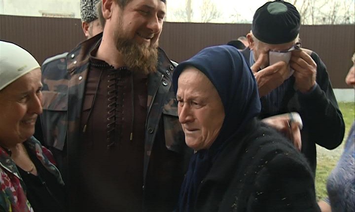 Кадыров побывал в гостях у родных Ахмеда Закаева