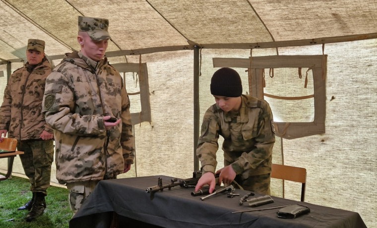 Росгвардейцы провели для школьников военно-патриотическую игру «Зарница» в Грозном
