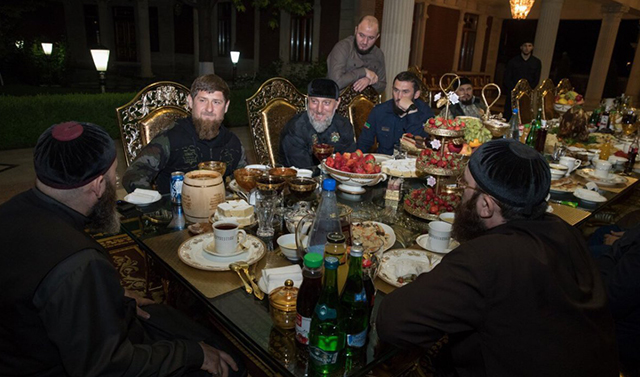 Рамзан Кадыров совершил Ифтар в гостях у Адама Делимханова