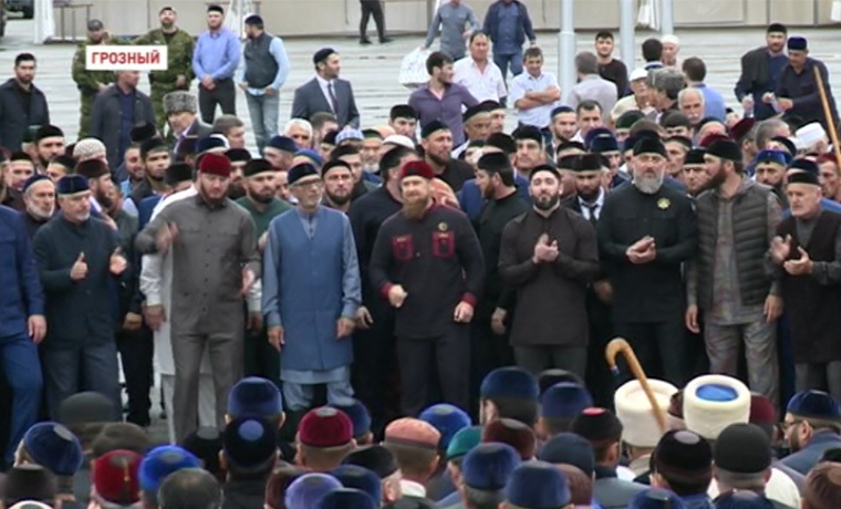 20 тысяч верующих из разных регионов страны совершили зикр в центре Грозного