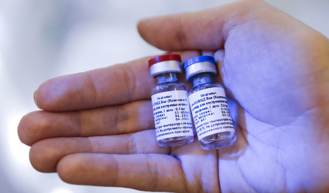 Россиян могут полностью обеспечить вакциной от COVID-19 за год