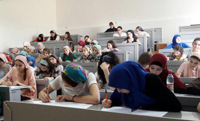 Будущие журналисты сдают вступительные экзамены в Чеченском госуниверситете