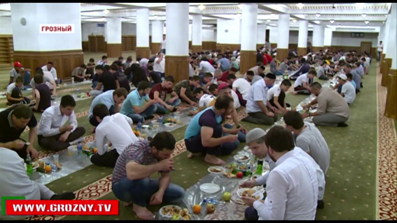 Магриб-намаз и разговение объединяют мусульман