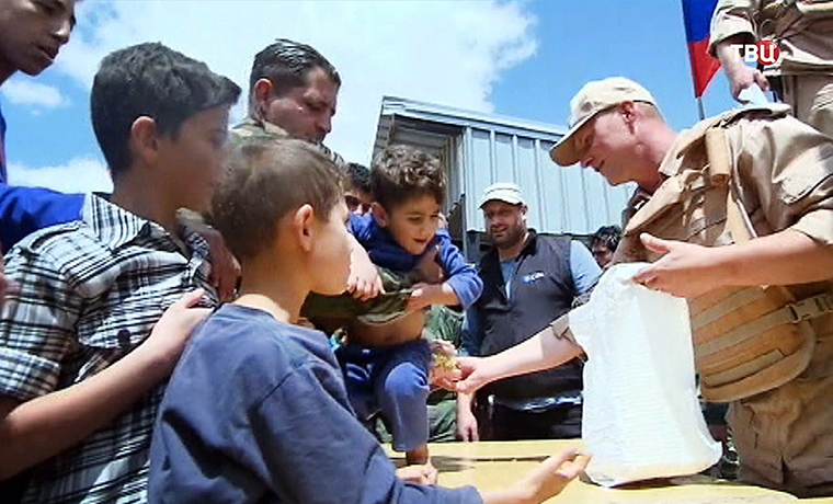 Российские военные доставили гуманитарную помощь воспитанникам детдома в Сирии