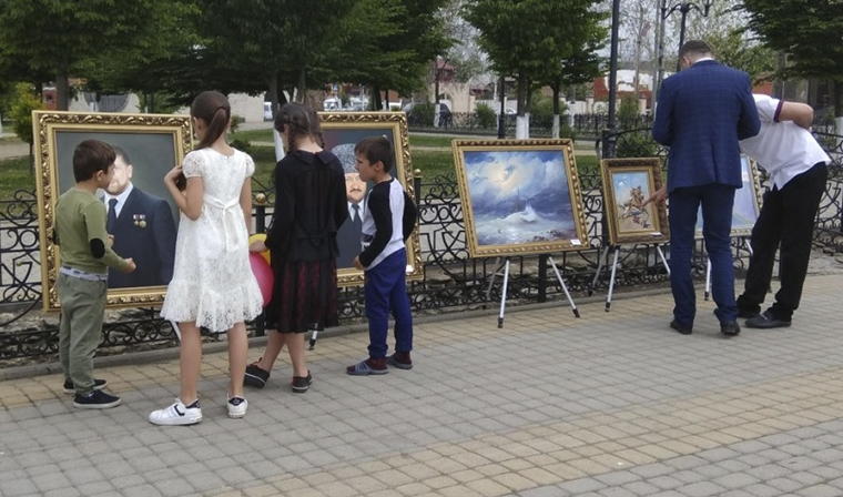 В Грозном прошла выставка картин &quot;Многострадальная Чечня&quot;, приуроченная ко Дню памяти и скорби