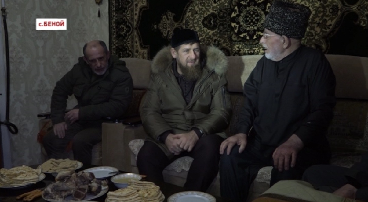 Рамзан Кадыров навестил одного из старейшин горного Беноя