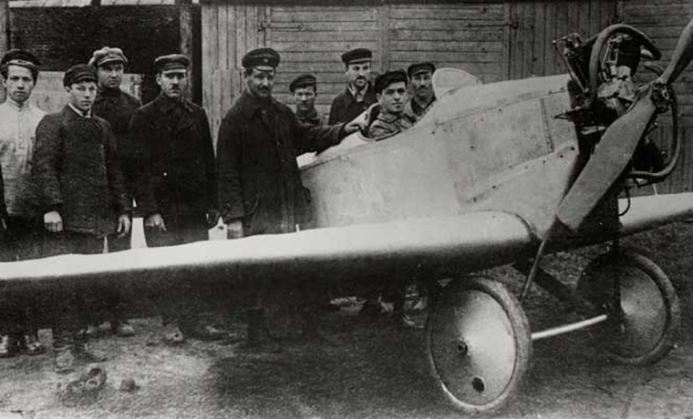 21 октября 1923 году совершил первый полёт одноместный опытный спортивный самолет АНТ-1