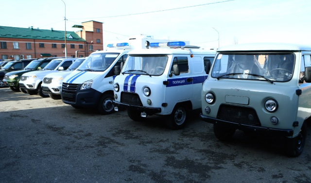 Шесть единиц спецтранспорта  передали ОМВД РФ по Шелковскому району