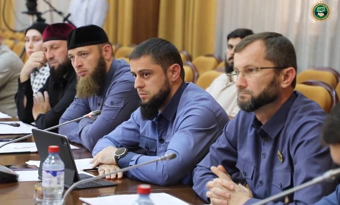Ахмед Дудаев принял участие в совещании под руководством премьер-министра ЧР Муслима Хучиева