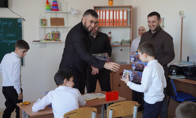 РОФ имени А.-Х. Кадырова закупил для обучающихся коррекционной школы Грозного подарки