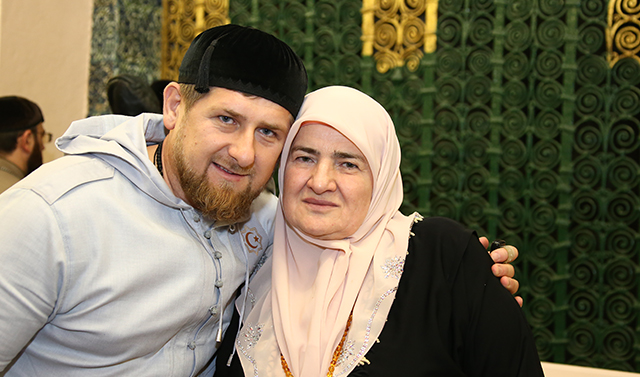 Рамзан Кадыров поздравил с праздником Ураза-Байрам свою маму
