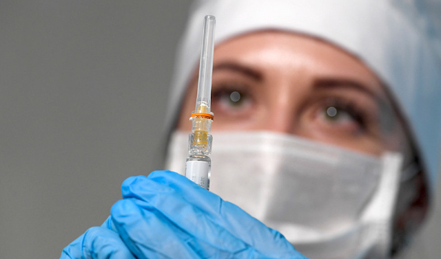 Массовая вакцинация россиян от коронавируса может начаться уже осенью