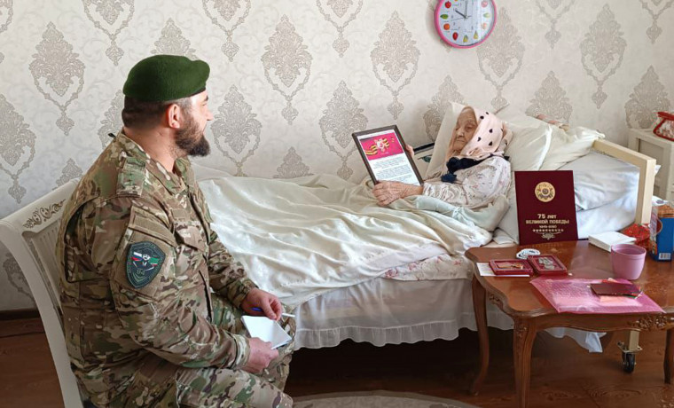 В преддверии Дня Великой Победы росгвардейцы навестили тружеников тыла в Чеченской Республике