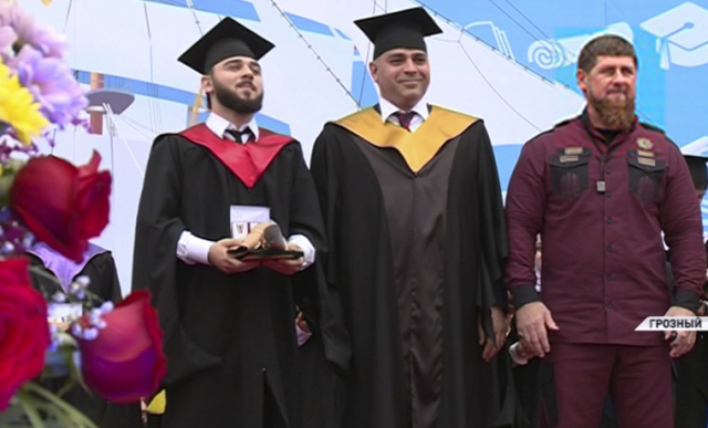 Рамзан Кадыров вручил дипломы  выпускникам-отличникам ЧГУ