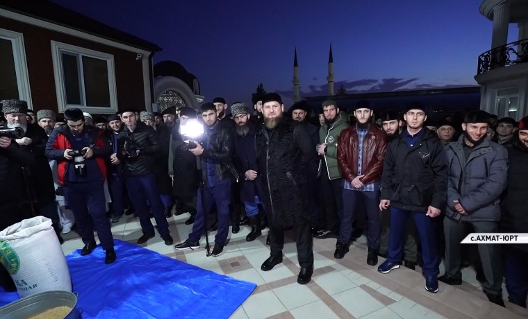Семья Рамзана Кадырова выплатила милостыню - закят аль-фитр.