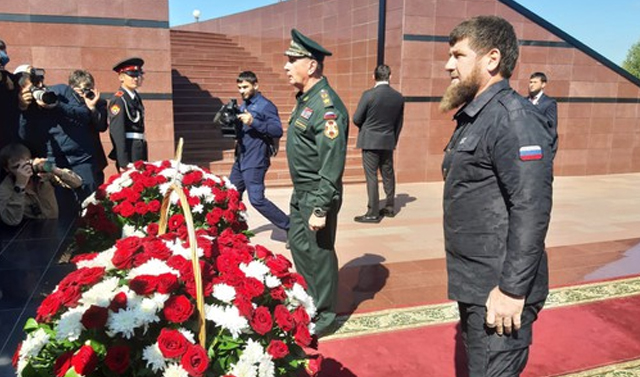 Директор Росгвардии Виктор Золотов посетил Мемориальный комплекс «Аллея Славы»
