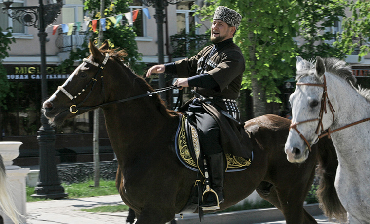 Рамзан Кадыров опроверг слухи о своем падении с лошади