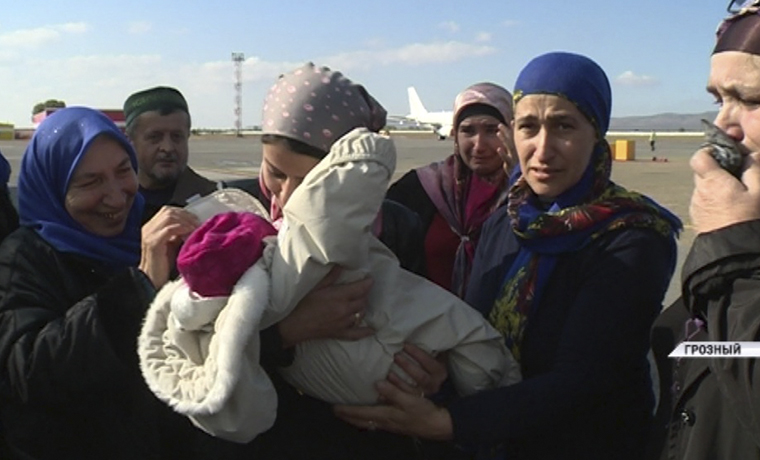 В Грозном прибыл самолет с пятью спасенными из Ирака детьми