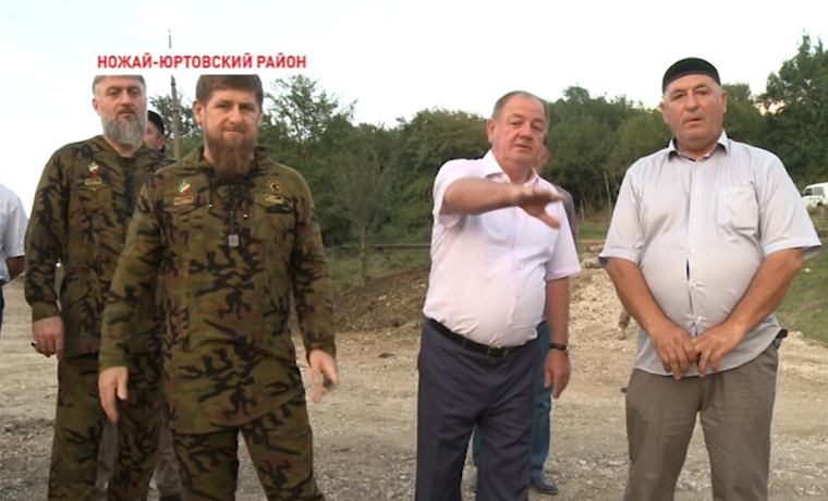 Рамзан Кадыров проверил ход работ по прокладке дороги в селении Саясан 