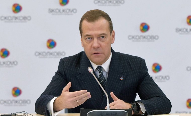 Медведев: Россия никому не навязывает свои вакцины