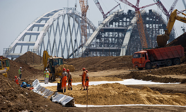 Строители закончили сборку автомобильной арки моста через Керченский пролив