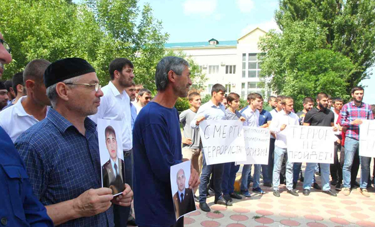 Родственники погибших полицейских провели в Грозном митинг против терроризма