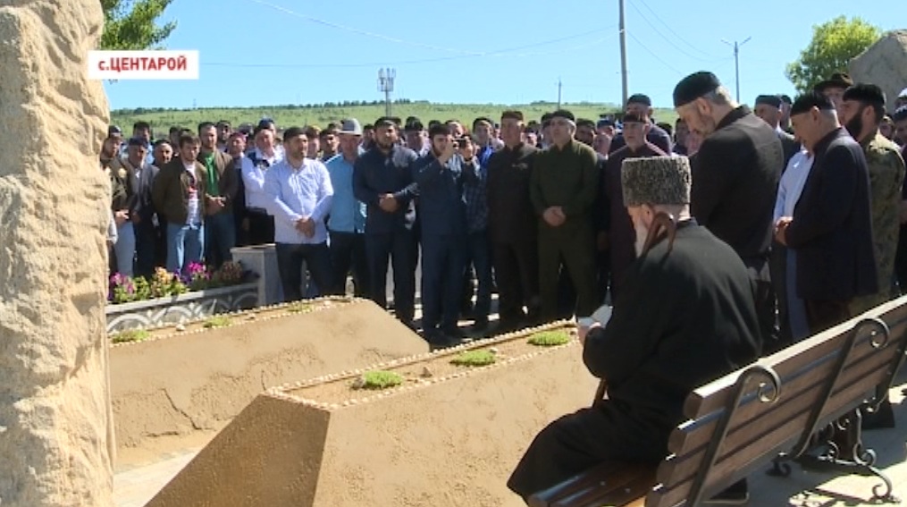Духовенство и представители спортивного сообщества Чечни посетили могилу Первого Президента Чечни