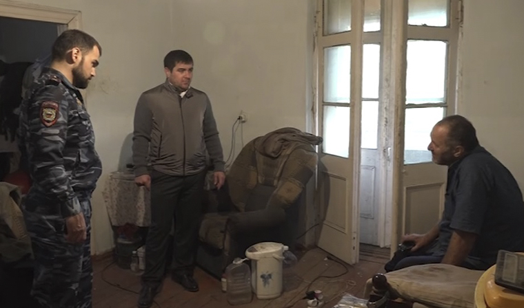 В поселке Кирова дети бросили в нищете собственного больного отца