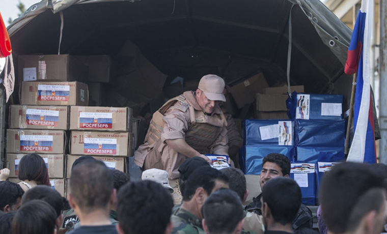 Российские военные за сутки передали почти 17 тонн гуманитарных грузов населению Сирии