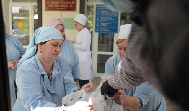 Медики Чеченской Республики получили наборы «к чаю» от волонтерского центра