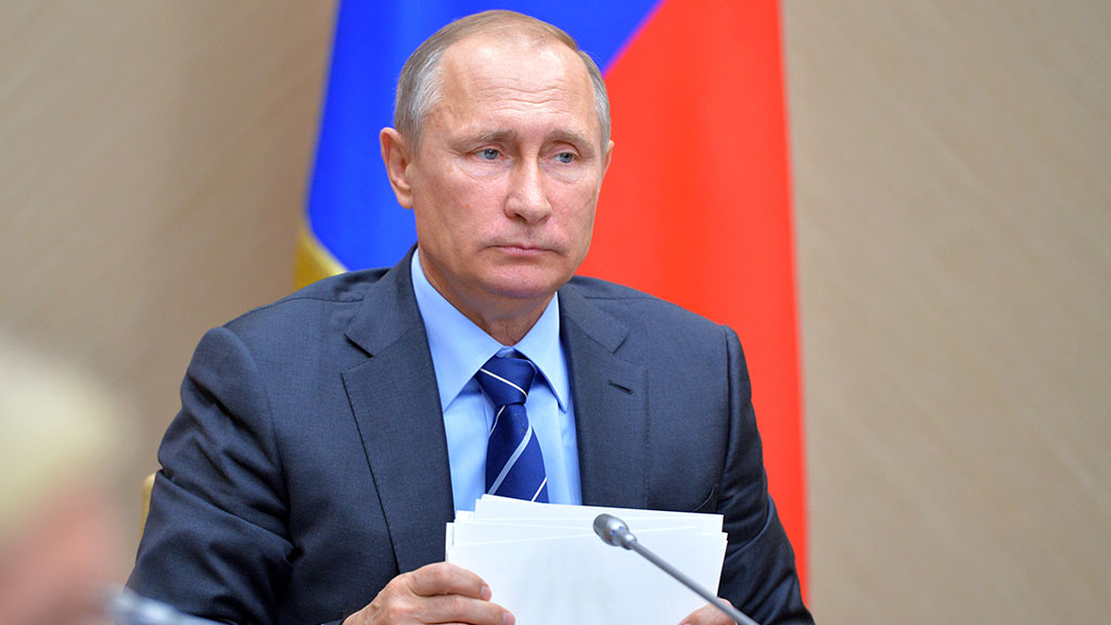 Президент РФ поручил освободить самозанятых от налогов